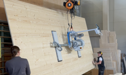 Thanks to the tilting function of the GIS vacuum lifter, the transported goods can be easily moved from a horizontal to a vertical position.