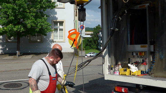 Electric chain hoist in mobile use Single-phase chain hoist in truck for sewer cleaning
