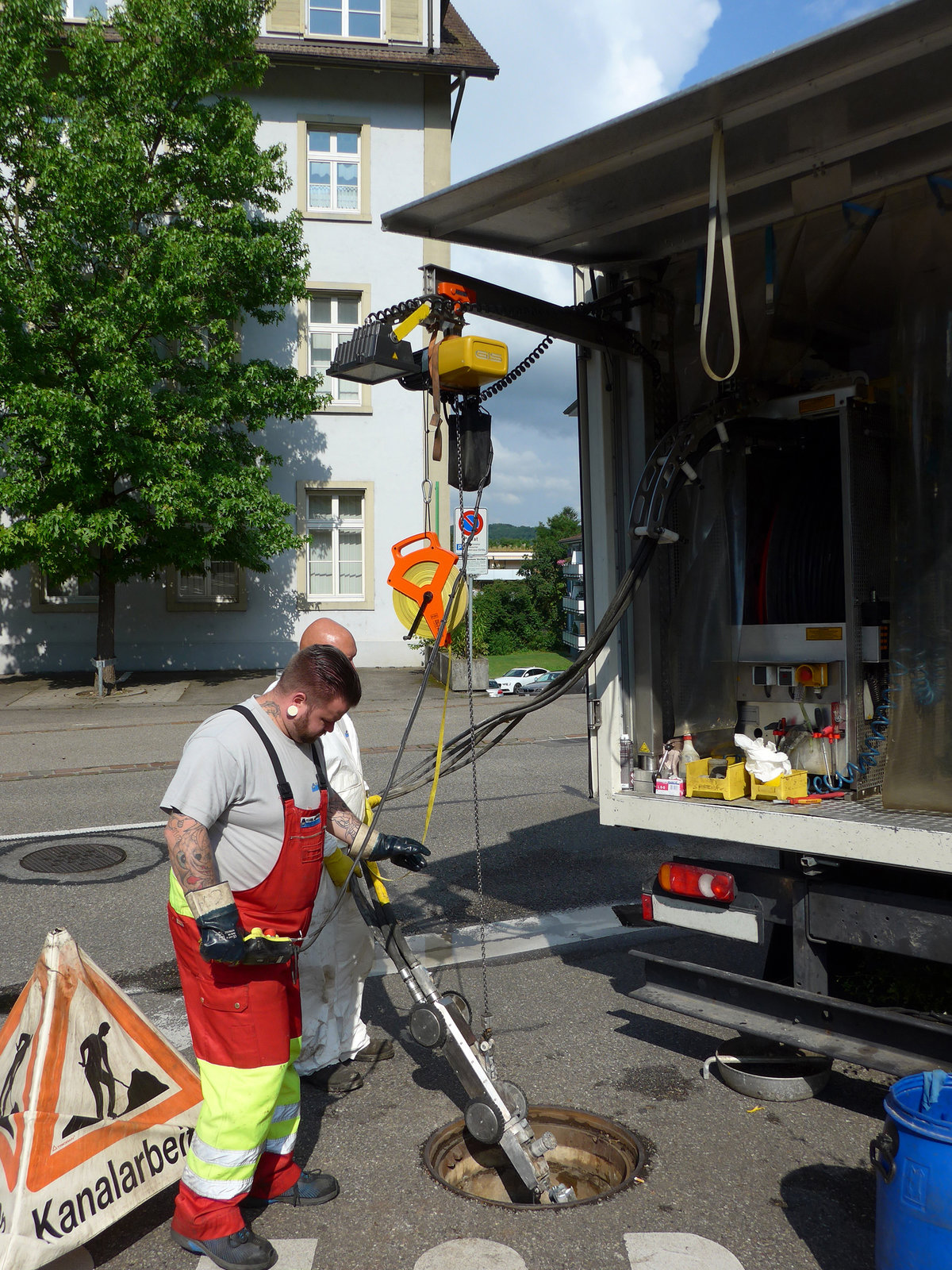 Single-phase chain hoist in truck for sewer cleaning