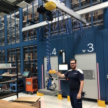 Indoor crane with vacuum handling system Transport of blanks to loading station by means of crane system