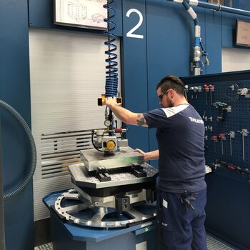 Chain hoist with vacuum pick-up device Loading of machine by means of vacuum handling system