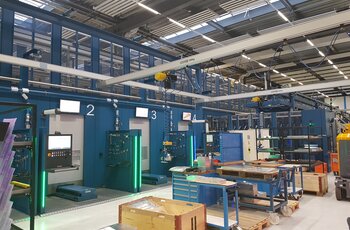 Crane system with electric chain hoist and vacuum lifter
