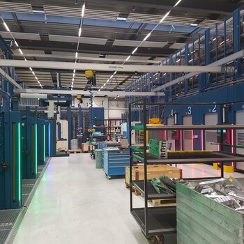 Aluminium crane system Production logistics Crane system with electric chain hoist and vacuum lifter