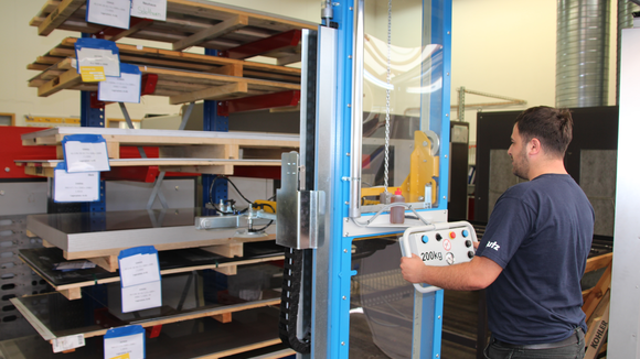 The vacuum lifter can be used to lift and rotate the plate