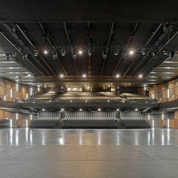 La sala de conciertos con el armazón básico del sistema de aparejo con polipastos eléctricos de cadena y carros de motor