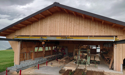 Millimetre-precise planning and installation The minimal distance to the building opening shows how precisely the crane bridge was adapted to the tight space conditions.