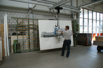 Moving plate with vacuum lifter Wooden panel is transported from the lift truck to the vertical saw with a vacuum handling system