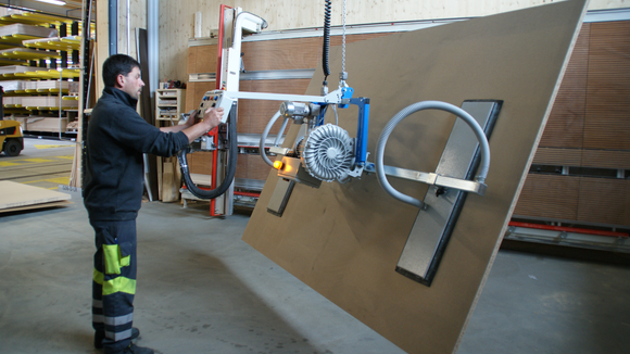 Vacuum handling system lifts wooden panel A large wooden panel is lifted by the forklift, tilted by 90° and moved to the vertical saw for cutting to size