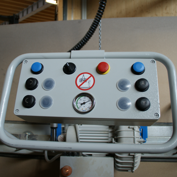 Operating unit of the vacuum lifter With the two-hand operation of the GIS vacuum lifter, all movements can be controlled