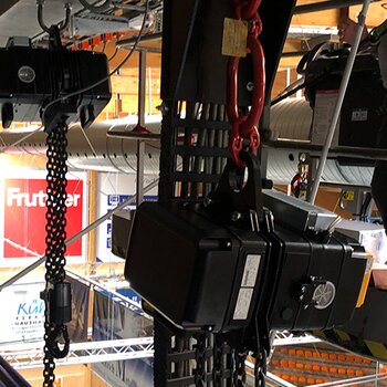 Assembly electric chain hoists D8+ Motors with a large lifting height and frequency converters are used to lift and hold the video cube