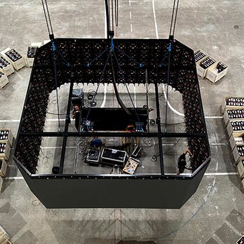 Structure of the video cube The video cube is lifted to the hall ceiling with electric chain hoists