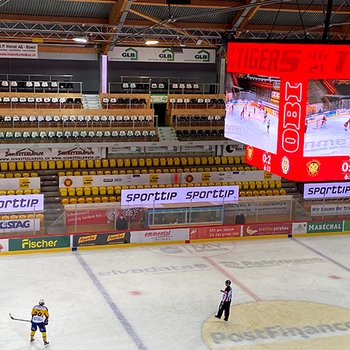 El cubo de vídeo SCL Tigers de 6 x 6 metros en acción durante los partidos de hockey sobre hielo