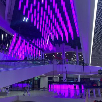 El atrio del centro comercial Volkiland recibió un nuevo sistema de iluminación en noviembre