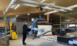 Vacuum lifter with GISKB crane system For the manufacture of door elements, Märki AG Innenausbau uses a new GIS vacuum turning device in combination with a GISKB crane system that is optimally integrated into the factory building.