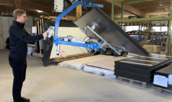 With the help of the vacuum handling system, a single person can position workpieces for the next step in the process and, if necessary, rotate them by up to 180°.