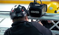 El polipastos trepadores está unido a un travesaño, que a su vez está equipado con altavoces y focos.