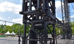 Construcción de escenarios con polipastos eléctricos de cadena en un evento musical al aire libre 