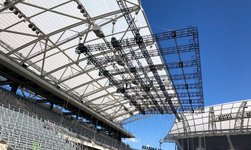  chain motors hold scaffolding with loudspeaker system