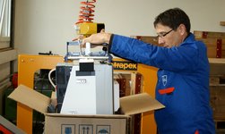 Packing of cardboard boxes with Handy chain hoist