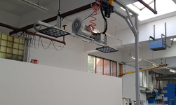 Synchronous chain hoist GPS with vacuum lifter Large wooden boards are lifted and transported with a synchronous hoist with vacuum lifter