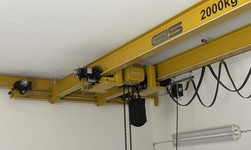 Trolleys installed in overhead travelling crane Manual and motorised trolleys ensure the vertical movement of loads on overhead travelling cranes.