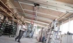 Light Crane System Aluminium Crane with Glass Lifter Large glass plates are transported with crane system combined with vacuum lifter