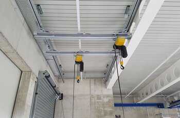Light crane system with galvanised profiles for outdoor use
