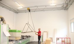 crane system with chain hoist for quick, manual transport of goods