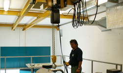 Overhead conveyor with chain hoist for transporting heavy loads