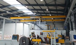 Overhead travelling crane freestanding system The crane rails for the crane bridge are placed on pillars so as not to put any load on the ceiling.