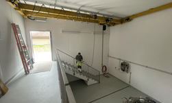 Height-optimised travelling crane in pump station Hall crane is optimally integrated into the room and offers a maximum lifting height
