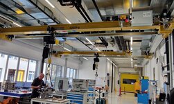 Indoor crane for maximum lifting height Machine components are lifted onto the workbench with the travelling crane