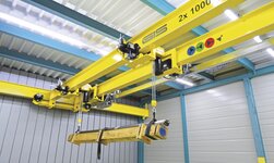 Crane system for synchronous lifting hall crane lifts long, bulky loads