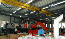 Underslung travelling crane vehicle construction Overhead crane transports components for vehicle construction