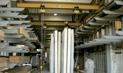 Tavelling crane system with parallel crane bridges careful transport of heavy and long wooden boards