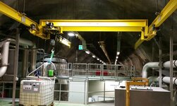 Height-optimised overhead travelling crane Crane system is used for transport of goods in tunnel system