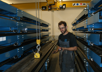 Travelling crane in the metalworking industry Crane system for synchronous lifting transports long iron bars