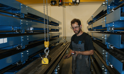 Travelling crane in the metalworking industry Crane system for synchronous lifting transports long iron bars