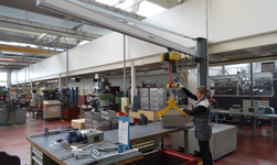 Mobile slewing crane with aluminium jib Convenient material handling with slewing crane and electric chain hoist