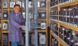 Shelf storage operation unit with lifting fork Tools are stored in the warehouse with a crane system