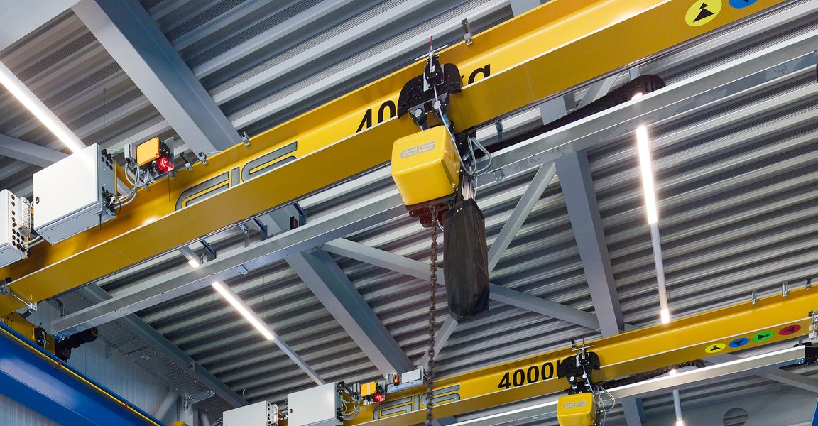 Travelling crane with 2 synchronous electric chain hoists and radio control